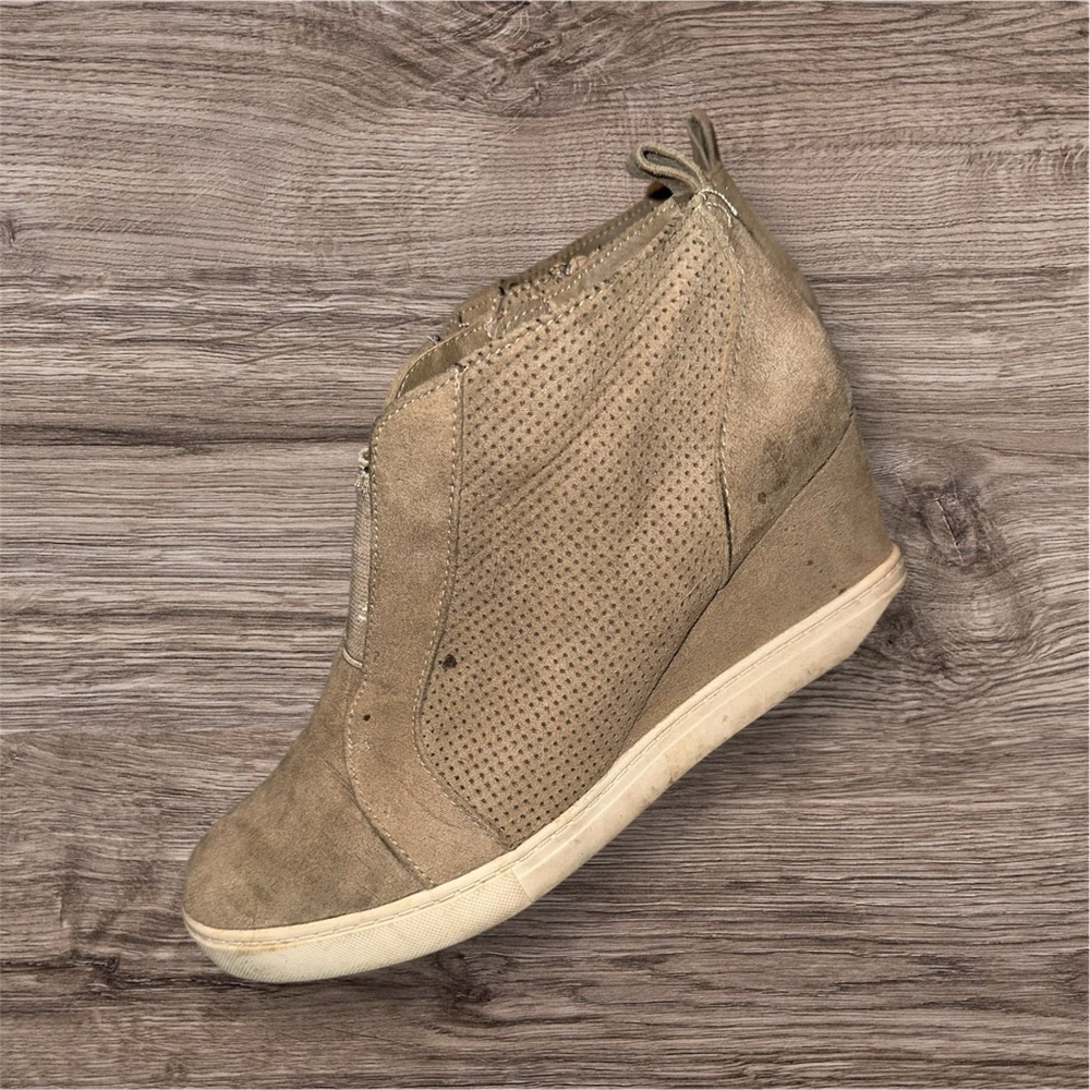 Ankle Boots / Wedge Sneakers